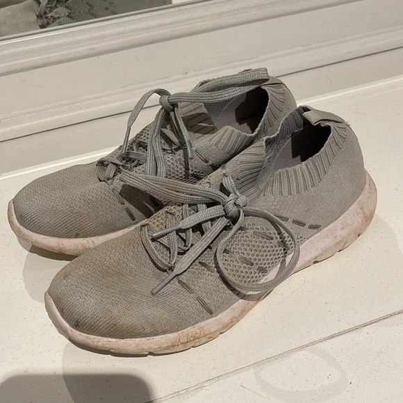 Grey size 7 women’s shoes - Picture 2 of 2